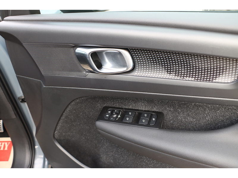 Volvo 2.0 B4 MHEV R-Design SUV 5dr Petrol Hybrid Auto AWD Euro 6 (s/s) (197 ps) 72-74 Mitcham Road