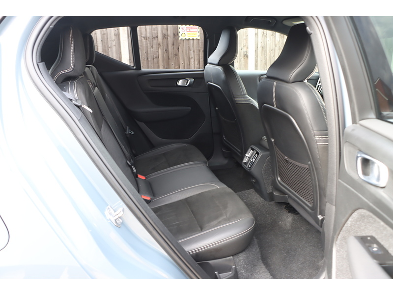Volvo 2.0 B4 MHEV R-Design SUV 5dr Petrol Hybrid Auto AWD Euro 6 (s/s) (197 ps) 72-74 Mitcham Road