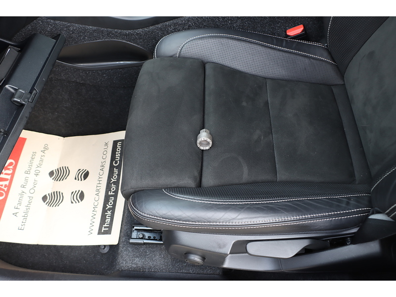 Volvo 2.0 B4 MHEV R-Design SUV 5dr Petrol Hybrid Auto AWD Euro 6 (s/s) (197 ps) 72-74 Mitcham Road