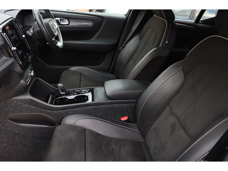 Volvo 2.0 B4 MHEV R-Design SUV 5dr Petrol Hybrid Auto AWD Euro 6 (s/s) (197 ps) 72-74 Mitcham Road