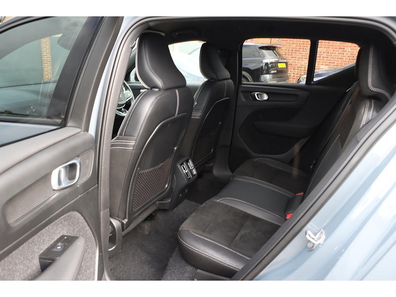 Volvo 2.0 B4 MHEV R-Design SUV 5dr Petrol Hybrid Auto AWD Euro 6 (s/s) (197 ps) 72-74 Mitcham Road