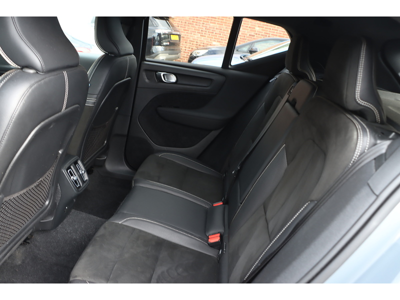 Volvo 2.0 B4 MHEV R-Design SUV 5dr Petrol Hybrid Auto AWD Euro 6 (s/s) (197 ps) 72-74 Mitcham Road