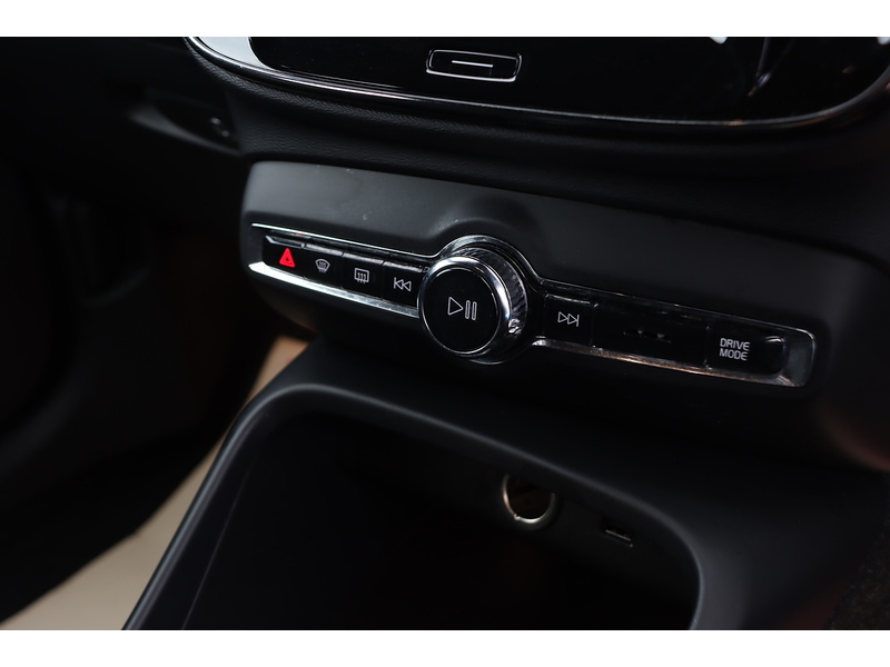 Volvo 2.0 B4 MHEV R-Design SUV 5dr Petrol Hybrid Auto AWD Euro 6 (s/s) (197 ps) 72-74 Mitcham Road