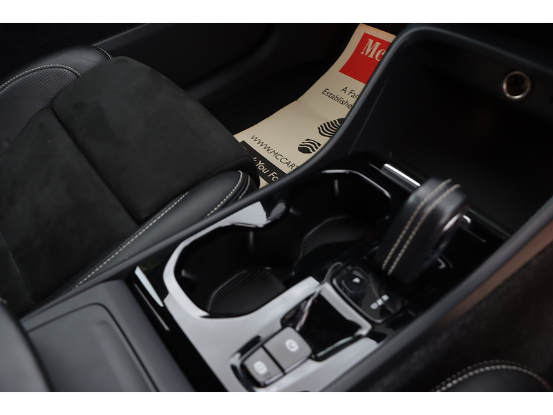 Volvo 2.0 B4 MHEV R-Design SUV 5dr Petrol Hybrid Auto AWD Euro 6 (s/s) (197 ps) 72-74 Mitcham Road