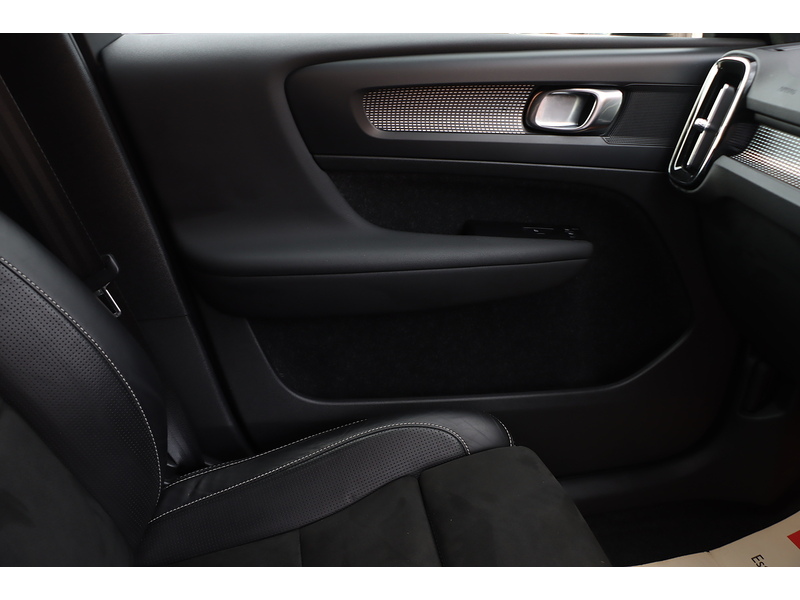 Volvo 2.0 B4 MHEV R-Design SUV 5dr Petrol Hybrid Auto AWD Euro 6 (s/s) (197 ps) 72-74 Mitcham Road
