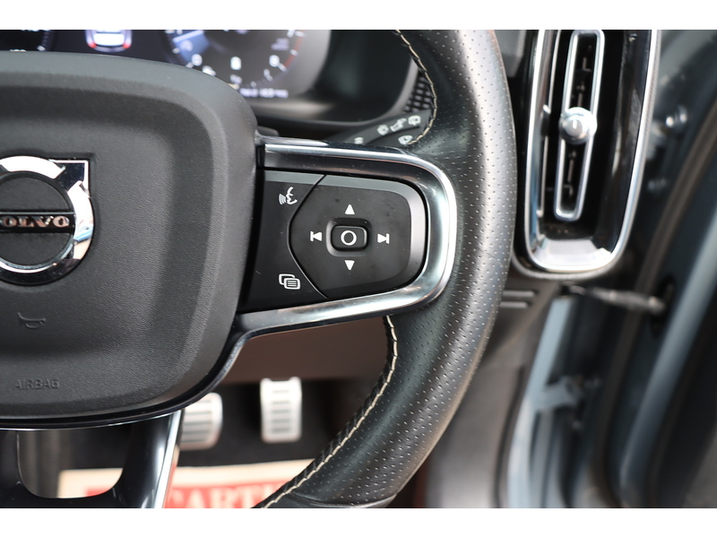 Volvo 2.0 B4 MHEV R-Design SUV 5dr Petrol Hybrid Auto AWD Euro 6 (s/s) (197 ps) 72-74 Mitcham Road