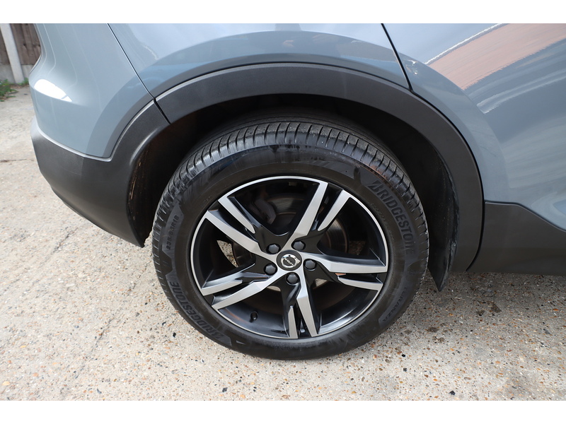 Volvo 2.0 B4 MHEV R-Design SUV 5dr Petrol Hybrid Auto AWD Euro 6 (s/s) (197 ps) 72-74 Mitcham Road