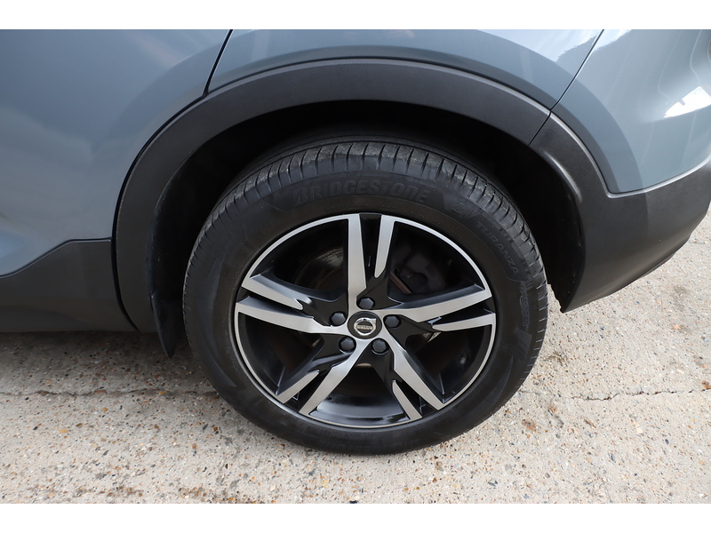 Volvo 2.0 B4 MHEV R-Design SUV 5dr Petrol Hybrid Auto AWD Euro 6 (s/s) (197 ps) 72-74 Mitcham Road