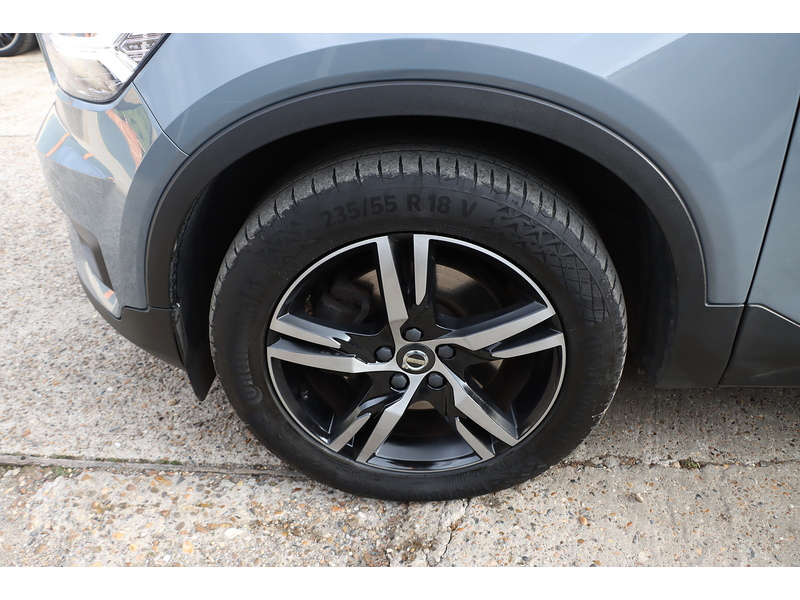 Volvo 2.0 B4 MHEV R-Design SUV 5dr Petrol Hybrid Auto AWD Euro 6 (s/s) (197 ps) 72-74 Mitcham Road