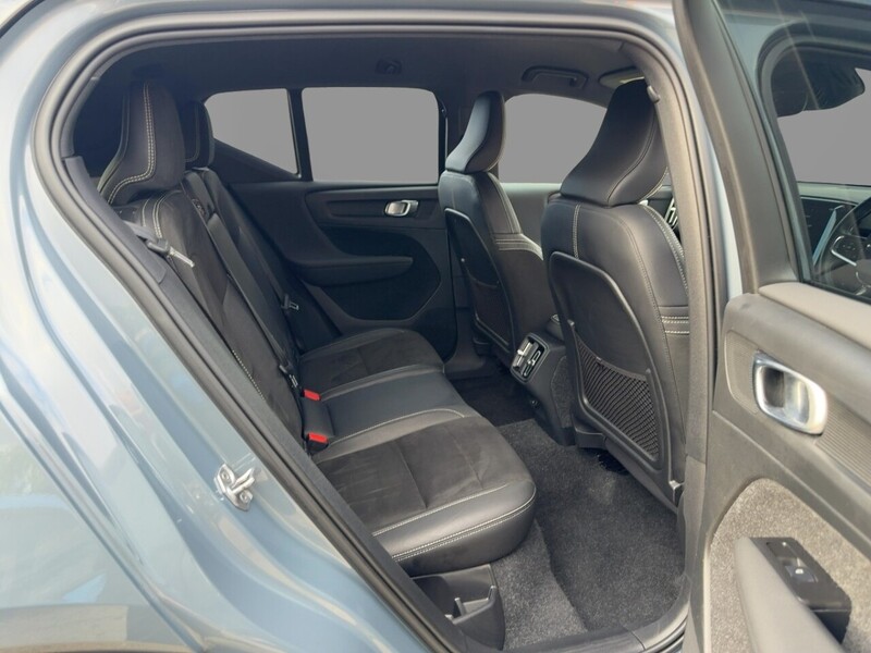 Volvo 2.0 B4 MHEV R-Design SUV 5dr Petrol Hybrid Auto AWD Euro 6 (s/s) (197 ps) 72-74 Mitcham Road