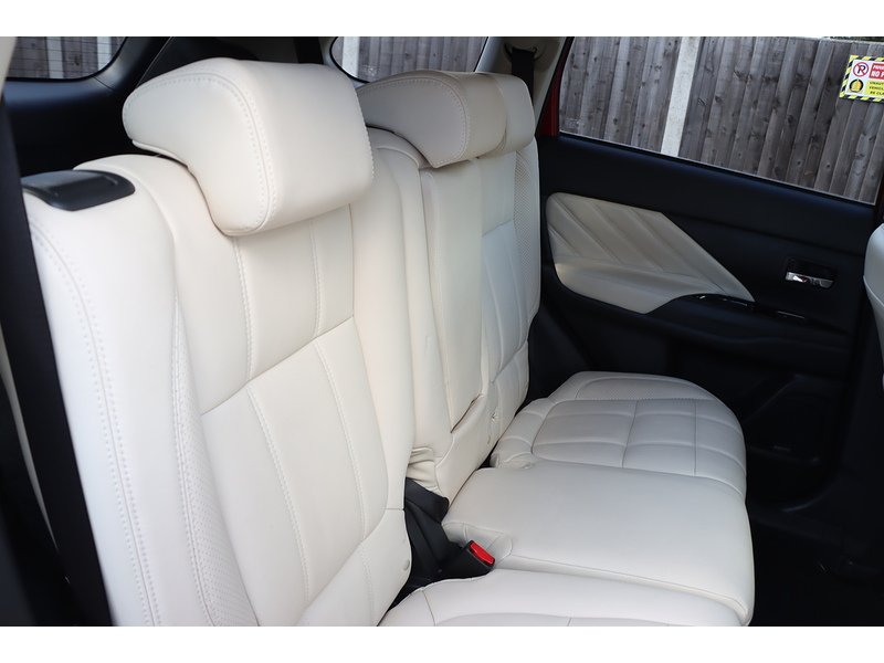 Mitsubishi 2.0h 12kWh 5hs SUV 5dr Petrol Plug-in Hybrid CVT 4WD Euro 6 (s/s) (200 ps) 72-74 Mitcham Road
