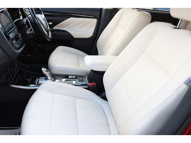 Mitsubishi 2.0h 12kWh 5hs SUV 5dr Petrol Plug-in Hybrid CVT 4WD Euro 6 (s/s) (200 ps) 72-74 Mitcham Road