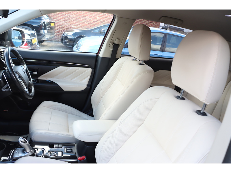 Mitsubishi 2.0h 12kWh 5hs SUV 5dr Petrol Plug-in Hybrid CVT 4WD Euro 6 (s/s) (200 ps) 72-74 Mitcham Road