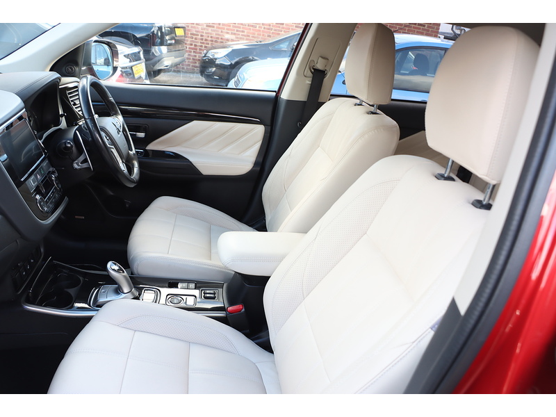 Mitsubishi 2.0h 12kWh 5hs SUV 5dr Petrol Plug-in Hybrid CVT 4WD Euro 6 (s/s) (200 ps) 72-74 Mitcham Road