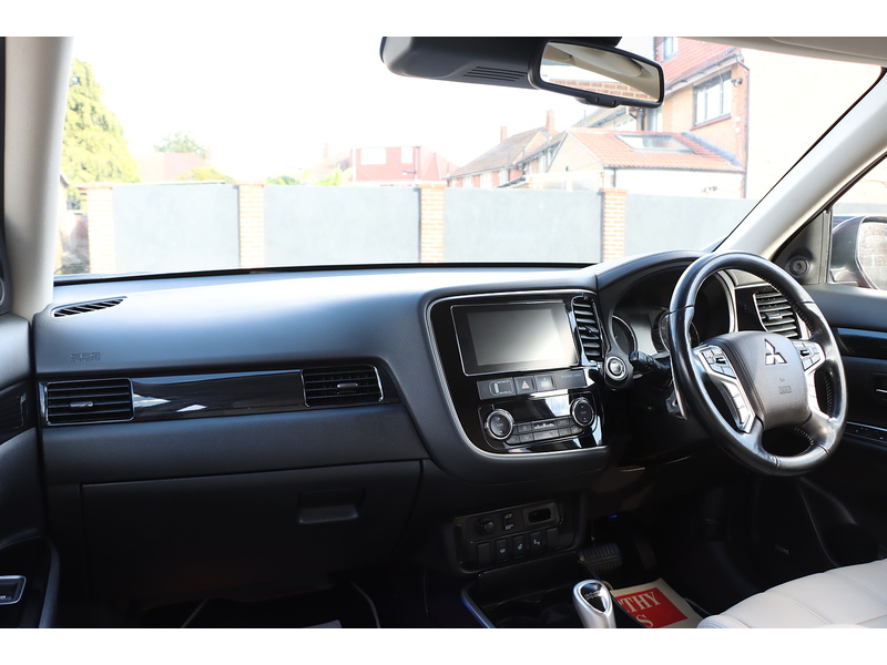 Mitsubishi 2.0h 12kWh 5hs SUV 5dr Petrol Plug-in Hybrid CVT 4WD Euro 6 (s/s) (200 ps) 72-74 Mitcham Road