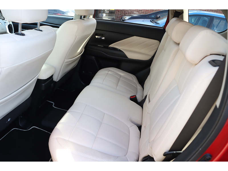 Mitsubishi 2.0h 12kWh 5hs SUV 5dr Petrol Plug-in Hybrid CVT 4WD Euro 6 (s/s) (200 ps) 72-74 Mitcham Road