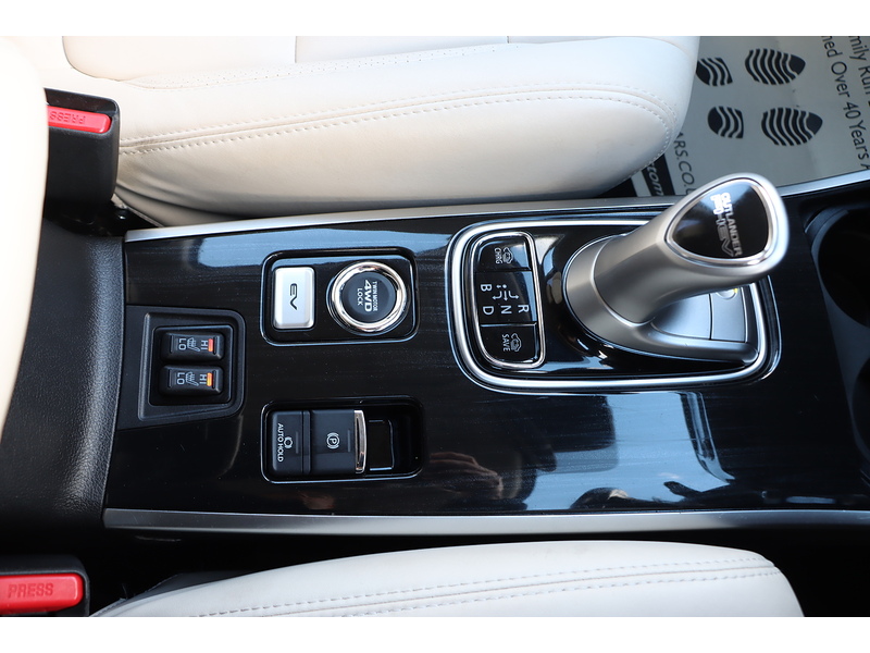 Mitsubishi 2.0h 12kWh 5hs SUV 5dr Petrol Plug-in Hybrid CVT 4WD Euro 6 (s/s) (200 ps) 72-74 Mitcham Road