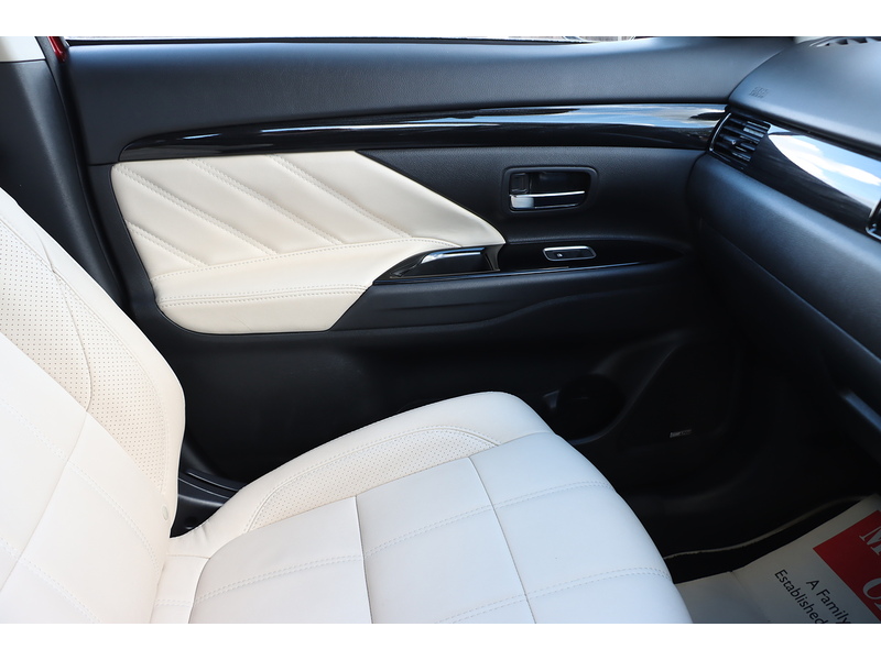 Mitsubishi 2.0h 12kWh 5hs SUV 5dr Petrol Plug-in Hybrid CVT 4WD Euro 6 (s/s) (200 ps) 72-74 Mitcham Road