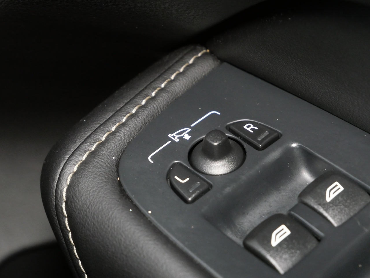 VOLVO XC60 2.0 D4 R DESIGN SUV 5DR DIESEL MANUAL AWD EURO 6 S...