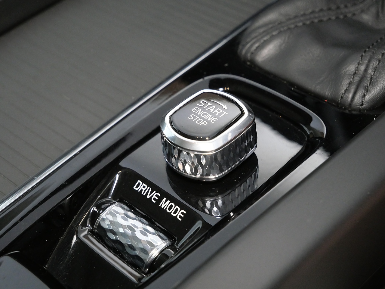 VOLVO XC60 2.0 D4 MOMENTUM SUV 5DR DIESEL AUTO EURO 6 S S 190...
