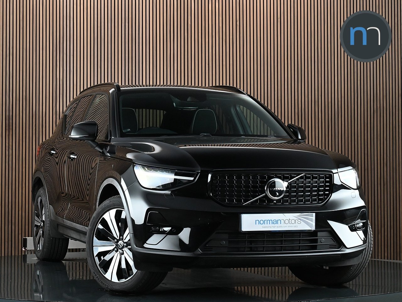 2023 VOLVO XC40
