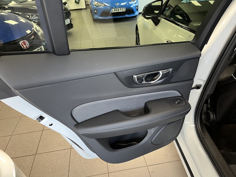 Volvo 2.0 D4 R-Design Estate 5dr Diesel Auto Euro 6 (s/s) (190 ps)