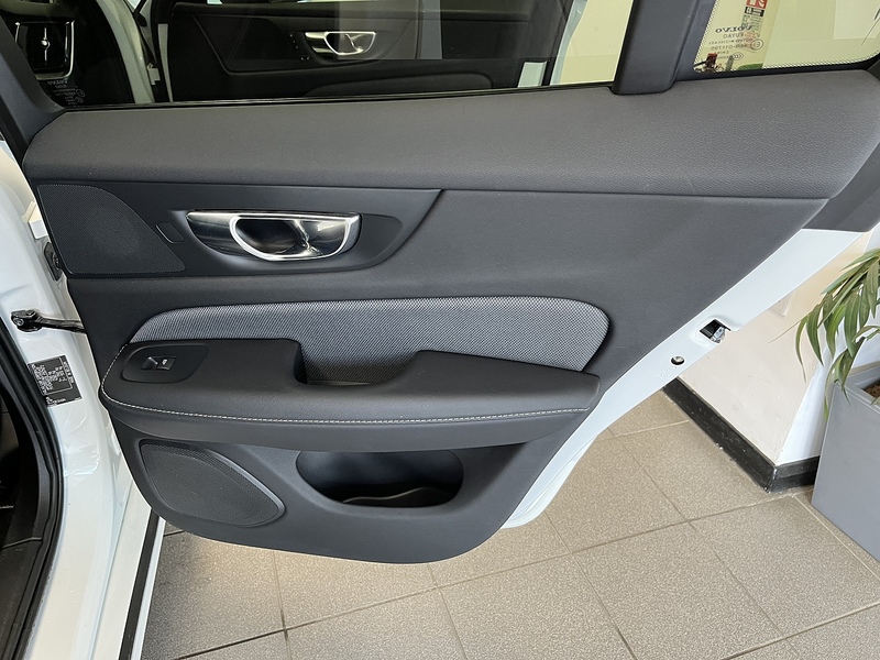 Volvo 2.0 D4 R-Design Estate 5dr Diesel Auto Euro 6 (s/s) (190 ps)