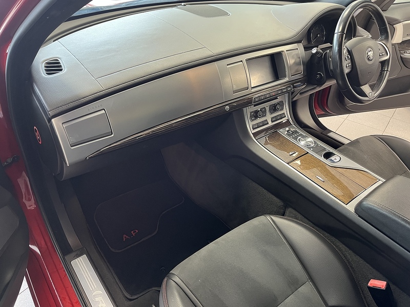 Jaguar 2.2d R-Sport Saloon 4dr Diesel Auto Euro 5 (s/s) (200 ps)