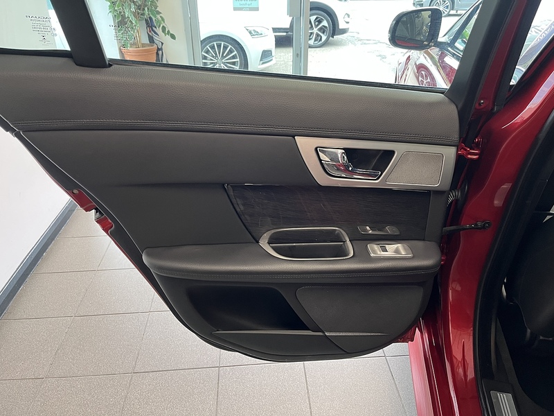 Jaguar 2.2d R-Sport Saloon 4dr Diesel Auto Euro 5 (s/s) (200 ps)