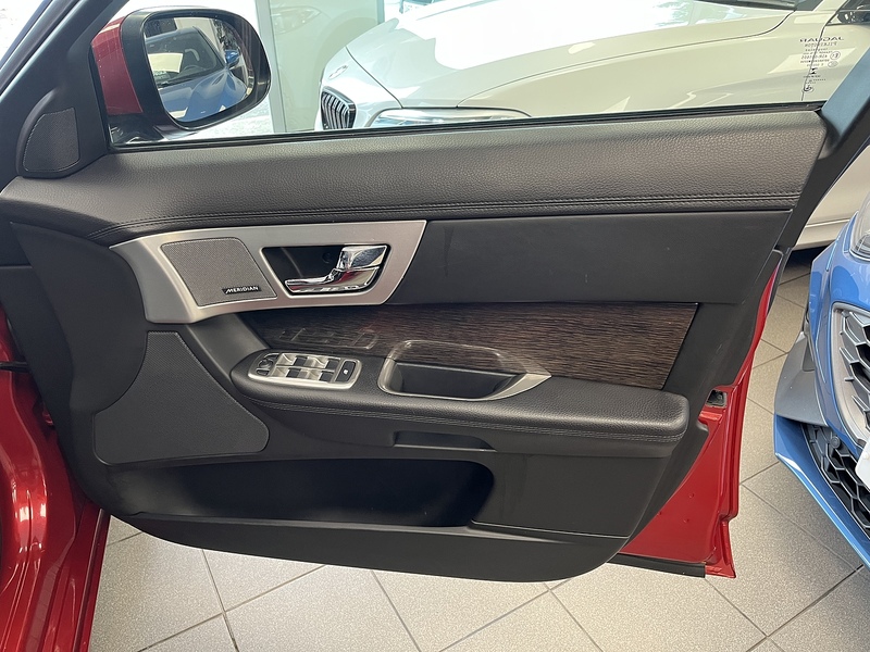 Jaguar 2.2d R-Sport Saloon 4dr Diesel Auto Euro 5 (s/s) (200 ps)