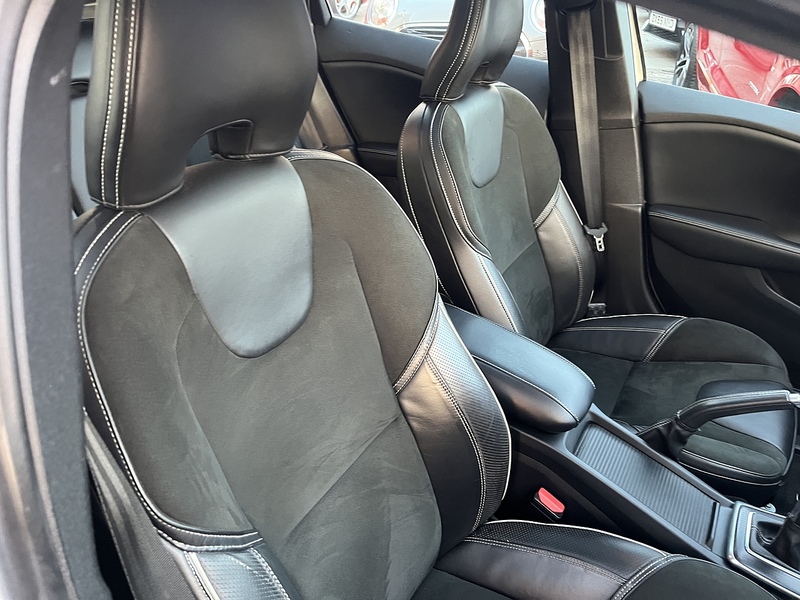 Volvo 2.0 D3 R-Design Hatchback 5dr Diesel Manual Euro 6 (s/s) (150 ps)