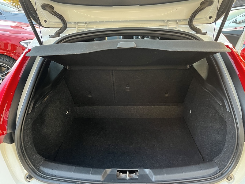 Volvo 2.0 D3 R-Design Hatchback 5dr Diesel Manual Euro 6 (s/s) (150 ps)