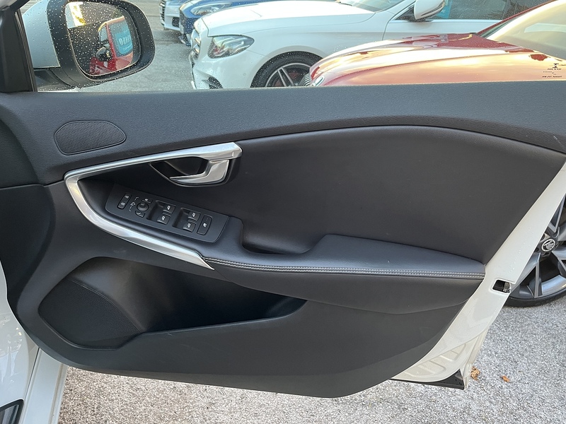 Volvo 2.0 D3 R-Design Hatchback 5dr Diesel Manual Euro 6 (s/s) (150 ps)