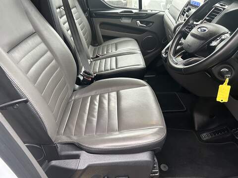 Ford Tourneo Custom 2.0 320 EcoBlue Titanium Minibus Double Cab 5dr Diesel Auto L2 Euro 6 (s/s) (130 ps) - U6010