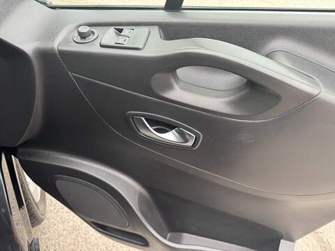 Renault Trafic 2.0 dCi ENERGY 30 Sport Nav Crew Van Double Cab 6dr Diesel Manual SWB Euro 6 (s/s) (145 ps) - U75043