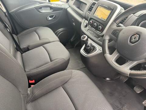 Renault Trafic 2.0 dCi ENERGY 30 Sport Nav Crew Van Double Cab 6dr Diesel Manual SWB Euro 6 (s/s) (145 ps) - U75043