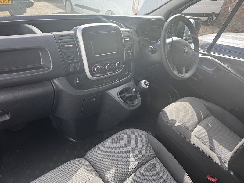 Renault Trafic 2.0 dCi ENERGY 30 Business+ Panel Van 5dr Diesel Manual SWB Standard Roof Euro 6 (s/s) (145 ps) - U75089