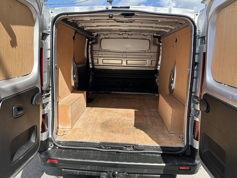 Renault Trafic 2.0 dCi ENERGY 28 Sport Panel Van 5dr Diesel Manual SWB Standard Roof Euro 6 (s/s) (120 ps) - U75121