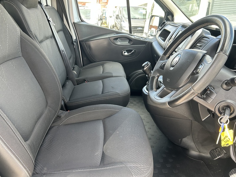 Renault Trafic 2.0 dCi ENERGY 28 Sport Panel Van 5dr Diesel Manual SWB Standard Roof Euro 6 (s/s) (120 ps) - U75121