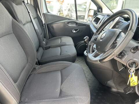 Renault Trafic 2.0 dCi ENERGY 28 Sport Panel Van 5dr Diesel Manual SWB Standard Roof Euro 6 (s/s) (120 ps) - U75121