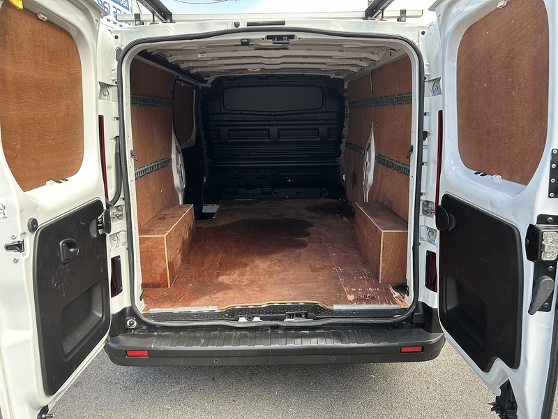 Nissan NV300 2.0 dCi 30 Acenta L2 H1 Euro 6 4dr - U75136
