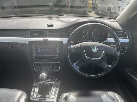 Skoda Superb 2.0 TDI Elegance Estate 5dr Diesel Manual 4WD Euro 5 (170 ps) - U75162