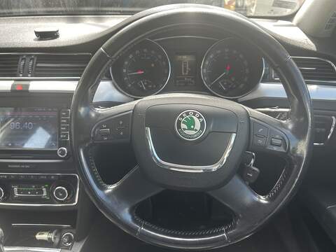 Skoda Superb 2.0 TDI Elegance Estate 5dr Diesel Manual 4WD Euro 5 (170 ps) - U75162