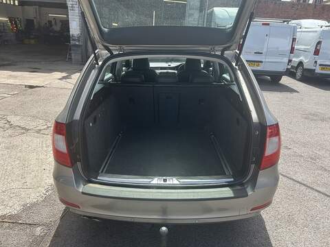 Skoda Superb 2.0 TDI Elegance Estate 5dr Diesel Manual 4WD Euro 5 (170 ps) - U75162