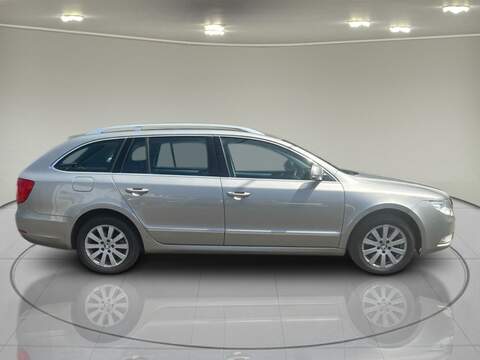 Skoda Superb 2.0 TDI Elegance Estate 5dr Diesel Manual 4WD Euro 5 (170 ps) - U75162