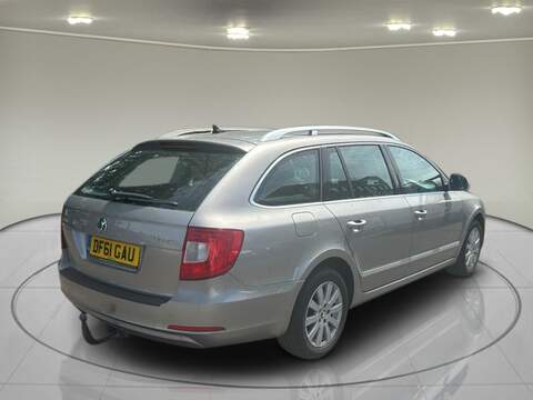 Skoda Superb 2.0 TDI Elegance Estate 5dr Diesel Manual 4WD Euro 5 (170 ps) - U75162