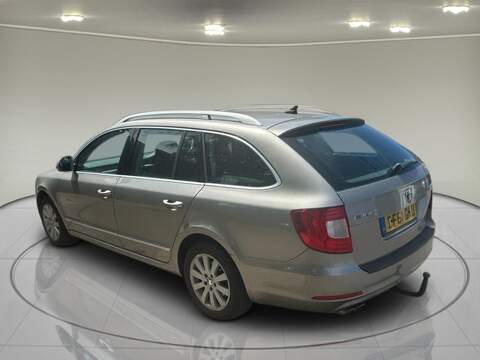 Skoda Superb 2.0 TDI Elegance Estate 5dr Diesel Manual 4WD Euro 5 (170 ps) - U75162