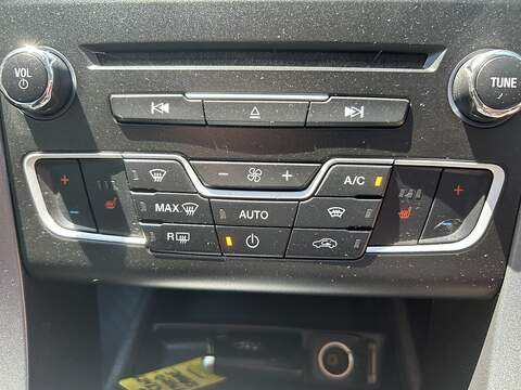 Ford Mondeo 2.0 TDCi Titanium Hatchback 5dr Diesel Manual Euro 6 (s/s) (150 ps) - U75200