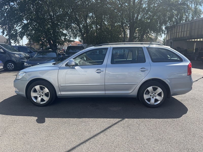 Skoda Octavia 1.6 TDI Elegance Estate 5dr Diesel Manual Euro 5 (105 ps) - U75229