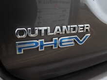 Mitsubishi Outlander PHEV TwinMotor Dynamic